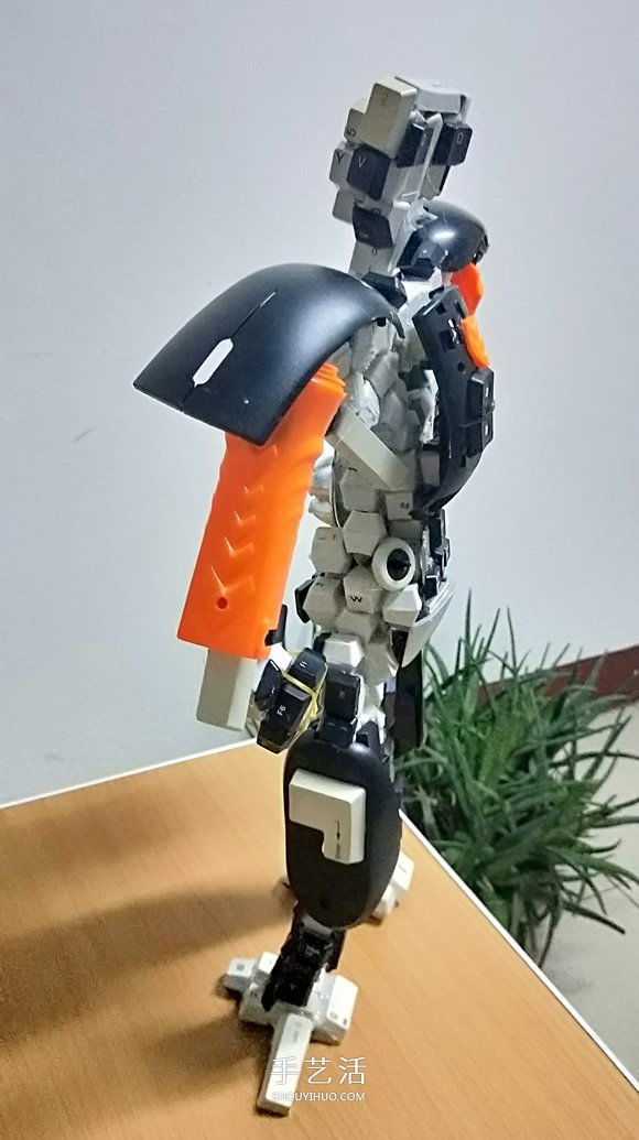 晚晨的创意DIY：废旧电脑键盘鼠标制作机器人 -  www.shouyihuo.com