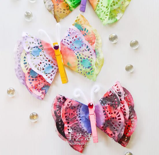 简单蛋糕纸蝴蝶的做法 幼儿手工蝴蝶制作教程 -  www.shouyihuo.com
