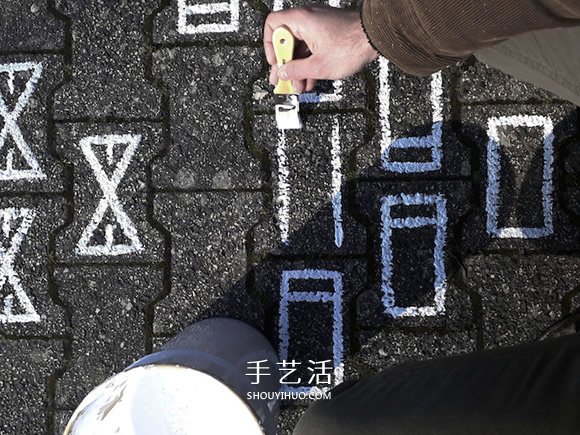 手绘马路上的古典地毯 与城市现代美学成对比 -  www.shouyihuo.com