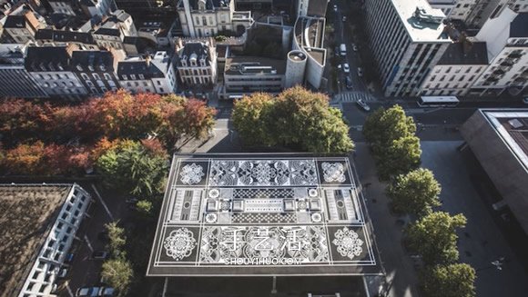 手绘马路上的古典地毯 与城市现代美学成对比 -  www.shouyihuo.com