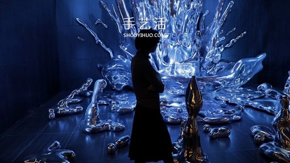 倾泻而下的12层楼高金属瀑布雕塑作品 -  www.shouyihuo.com