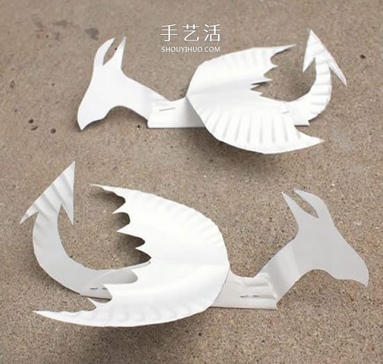 幼儿废物利用做纸盘火龙 简单手工西方龙的做法 -  www.shouyihuo.com