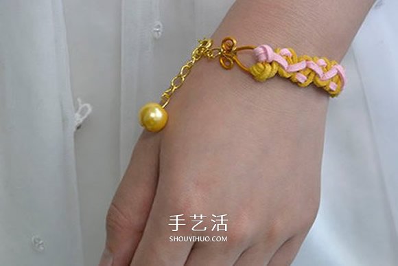 麂皮绳手链的编法图解 双色皮革编织手链教程 -  www.shouyihuo.com