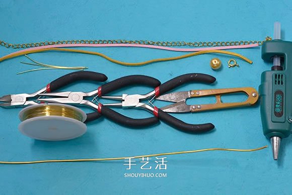 麂皮绳手链的编法图解 双色皮革编织手链教程 -  www.shouyihuo.com