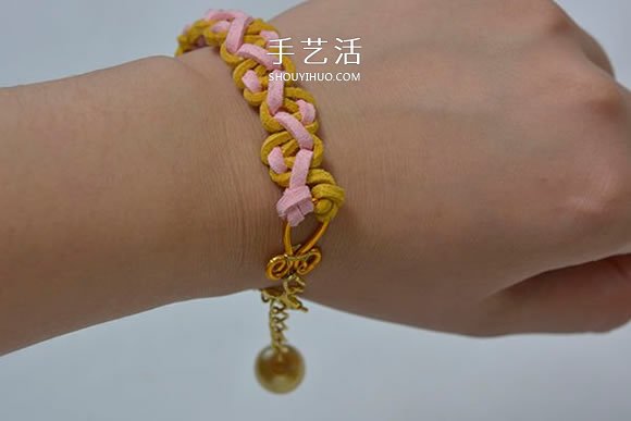 麂皮绳手链的编法图解 双色皮革编织手链教程 -  www.shouyihuo.com