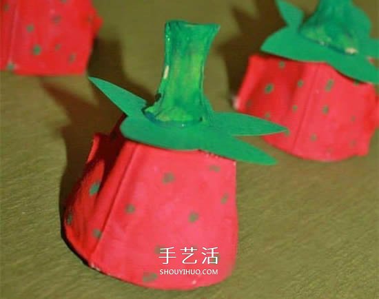 儿童用鸡蛋托手工制作立体草莓的方法 -  www.shouyihuo.com