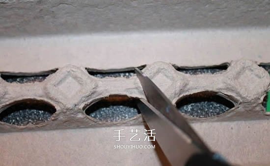 儿童用鸡蛋托手工制作立体草莓的方法 -  www.shouyihuo.com