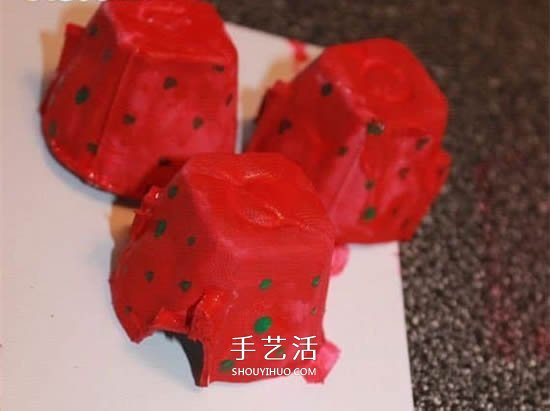 儿童用鸡蛋托手工制作立体草莓的方法 -  www.shouyihuo.com