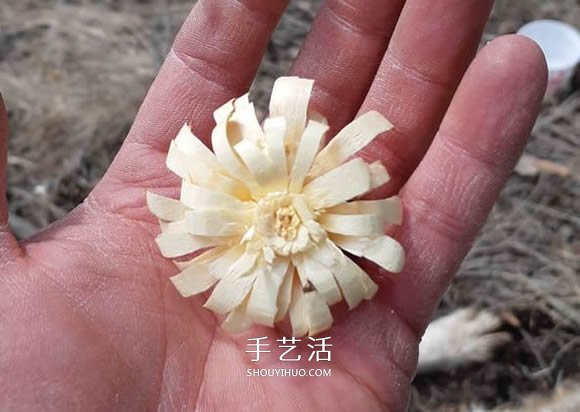 简单手工树枝雕刻做花的方法图解教程 -  www.shouyihuo.com