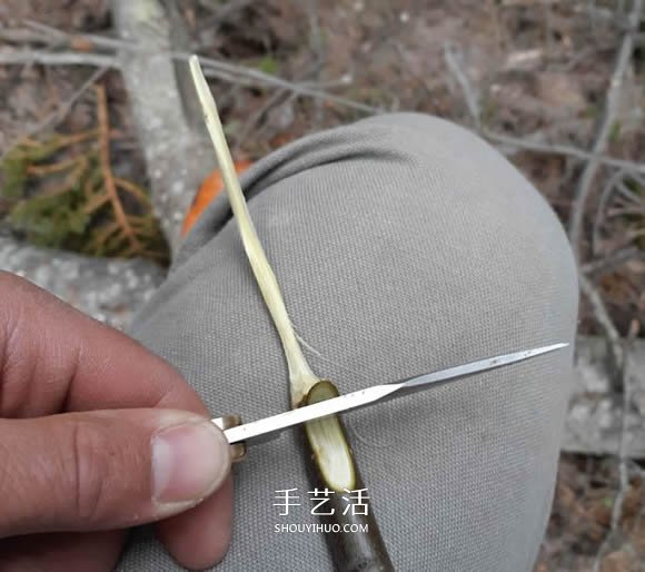 简单手工树枝雕刻做花的方法图解教程 -  www.shouyihuo.com