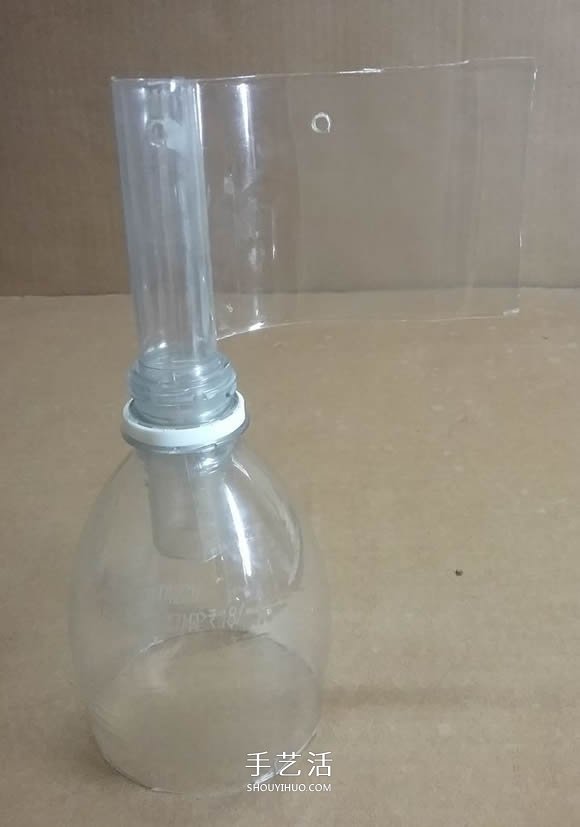 矿泉水瓶废物利用手工制作奖杯、国旗和酒杯 -  www.shouyihuo.com