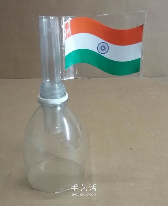 矿泉水瓶废物利用手工制作奖杯、国旗和酒杯 -  www.shouyihuo.com