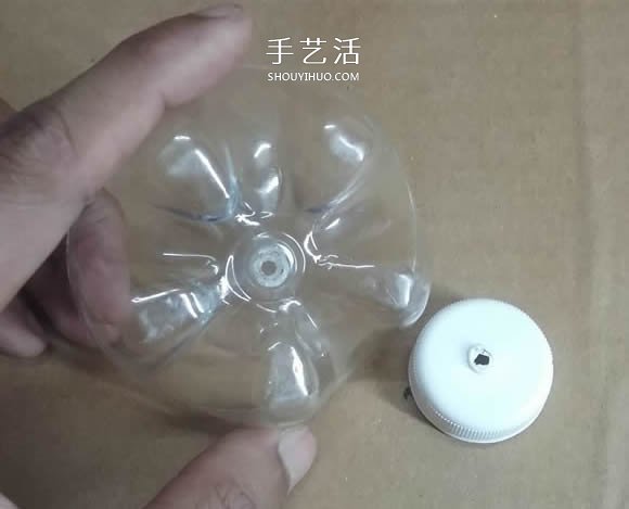 矿泉水瓶废物利用手工制作奖杯、国旗和酒杯 -  www.shouyihuo.com