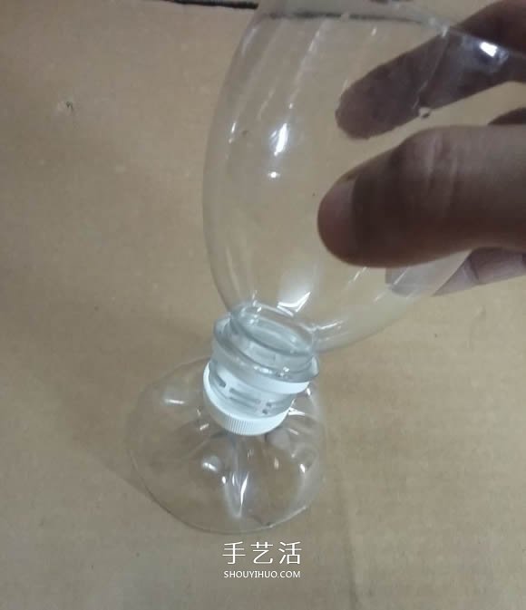 矿泉水瓶废物利用手工制作奖杯、国旗和酒杯 -  www.shouyihuo.com