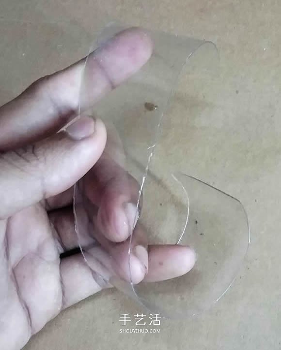 矿泉水瓶废物利用手工制作奖杯、国旗和酒杯 -  www.shouyihuo.com