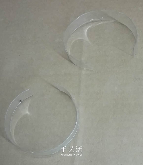 矿泉水瓶废物利用手工制作奖杯、国旗和酒杯 -  www.shouyihuo.com