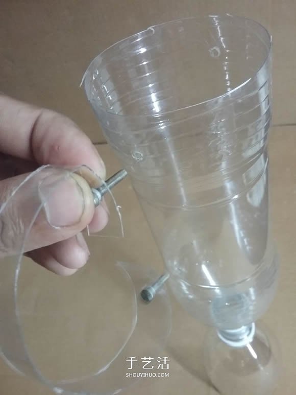 矿泉水瓶废物利用手工制作奖杯、国旗和酒杯 -  www.shouyihuo.com