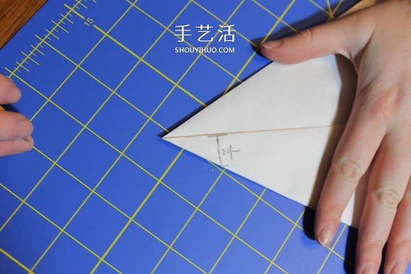几种漂亮雪花的折叠和剪纸方法图解步骤 -  www.shouyihuo.com
