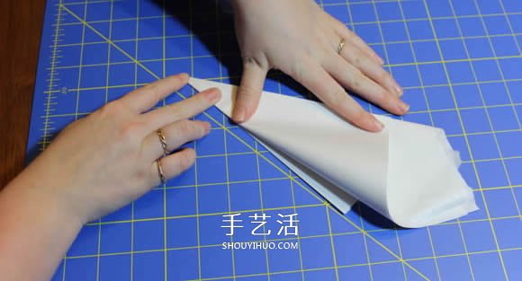 几种漂亮雪花的折叠和剪纸方法图解步骤 -  www.shouyihuo.com