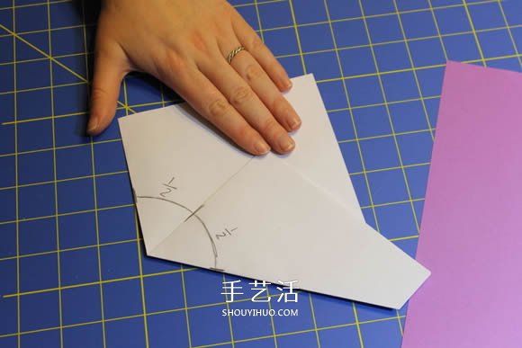 几种漂亮雪花的折叠和剪纸方法图解步骤 -  www.shouyihuo.com