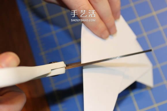 几种漂亮雪花的折叠和剪纸方法图解步骤 -  www.shouyihuo.com