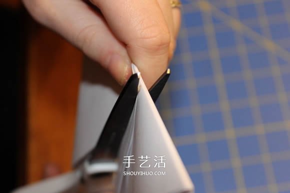 几种漂亮雪花的折叠和剪纸方法图解步骤 -  www.shouyihuo.com