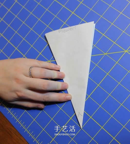 几种漂亮雪花的折叠和剪纸方法图解步骤 -  www.shouyihuo.com