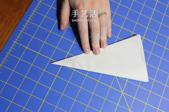 几种漂亮雪花的折叠和剪纸方法图解步骤 -  www.shouyihuo.com