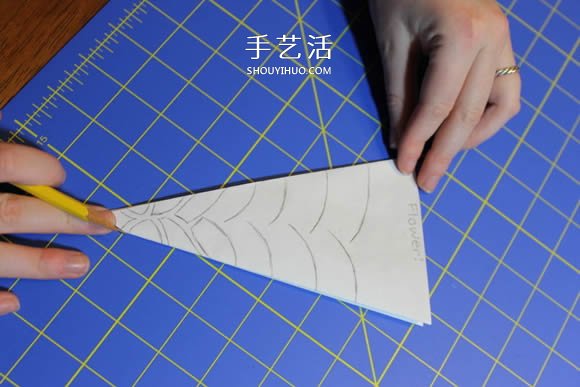 几种漂亮雪花的折叠和剪纸方法图解步骤 -  www.shouyihuo.com