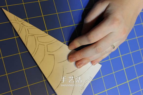 几种漂亮雪花的折叠和剪纸方法图解步骤 -  www.shouyihuo.com