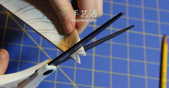 几种漂亮雪花的折叠和剪纸方法图解步骤 -  www.shouyihuo.com