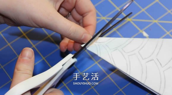几种漂亮雪花的折叠和剪纸方法图解步骤 -  www.shouyihuo.com