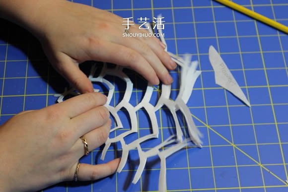 几种漂亮雪花的折叠和剪纸方法图解步骤 -  www.shouyihuo.com