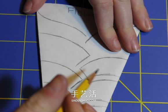 几种漂亮雪花的折叠和剪纸方法图解步骤 -  www.shouyihuo.com