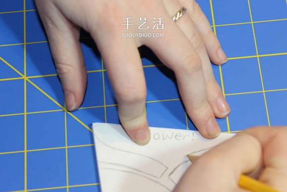 几种漂亮雪花的折叠和剪纸方法图解步骤 -  www.shouyihuo.com