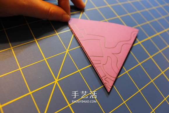 几种漂亮雪花的折叠和剪纸方法图解步骤 -  www.shouyihuo.com