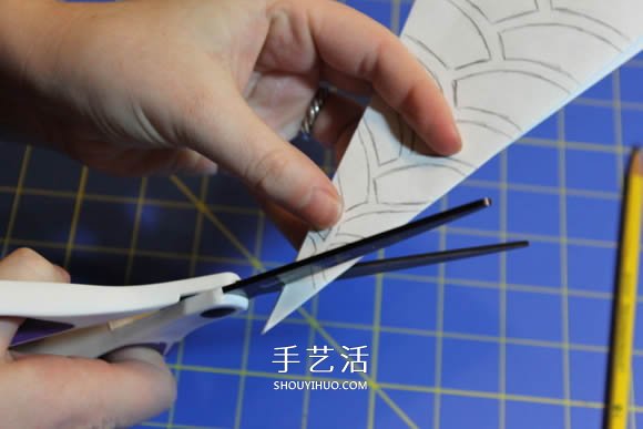 几种漂亮雪花的折叠和剪纸方法图解步骤 -  www.shouyihuo.com