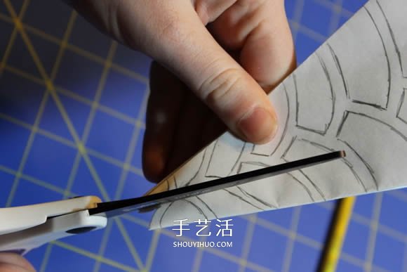 几种漂亮雪花的折叠和剪纸方法图解步骤 -  www.shouyihuo.com