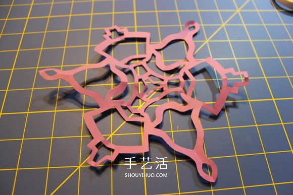 几种漂亮雪花的折叠和剪纸方法图解步骤 -  www.shouyihuo.com
