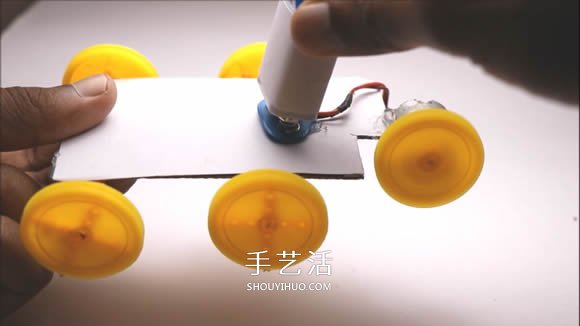 自制电动马达小汽车的制作方法超简单 -  www.shouyihuo.com