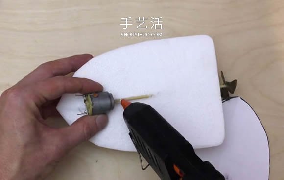 电动科技小制作：自制电动玩具船的方法 -  www.shouyihuo.com