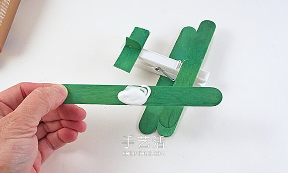 幼儿园手工制作小飞机模型的超简单方法 -  www.shouyihuo.com