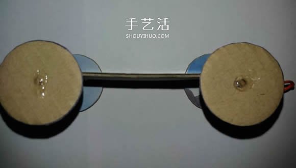 小学生手工制作：自制橡皮筋动力车的方法 -  www.shouyihuo.com