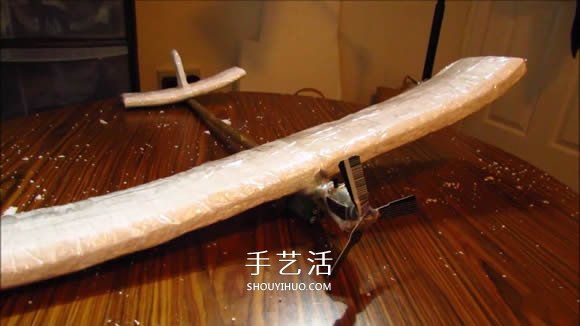科技小制作：怎么制作能飞的马达小飞机图解 -  www.shouyihuo.com