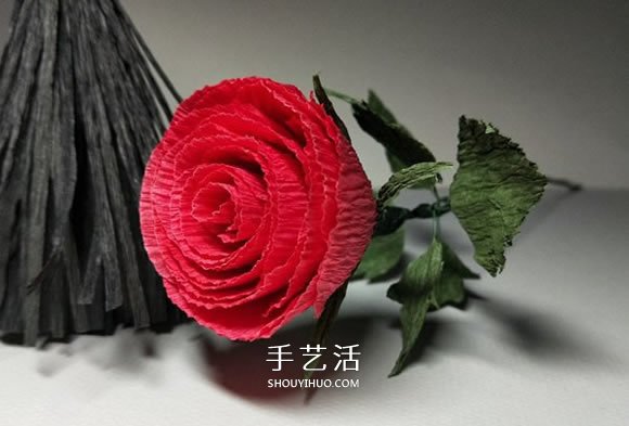 皱纹纸手工制作火红玫瑰花的方法 简单漂亮！ -  www.shouyihuo.com