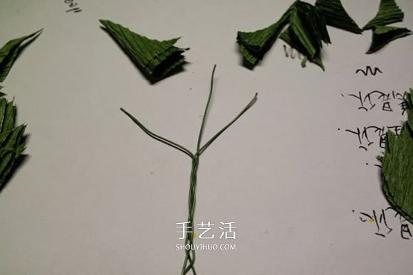 皱纹纸手工制作火红玫瑰花的方法 简单漂亮！ -  www.shouyihuo.com