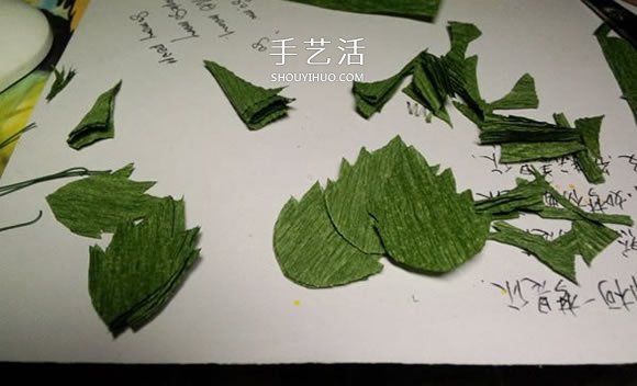 皱纹纸手工制作火红玫瑰花的方法 简单漂亮！ -  www.shouyihuo.com