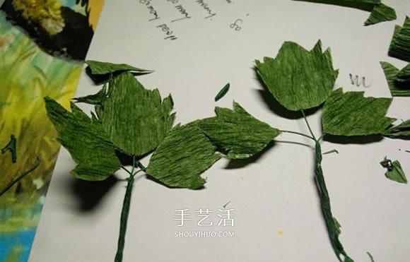 皱纹纸手工制作火红玫瑰花的方法 简单漂亮！ -  www.shouyihuo.com