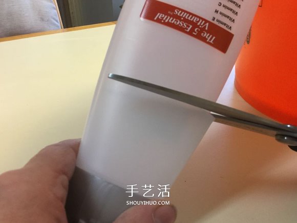 自制滚弹珠玩具的方法 简单的废物利用小制作 -  www.shouyihuo.com