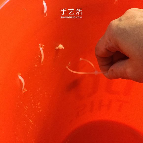 自制滚弹珠玩具的方法 简单的废物利用小制作 -  www.shouyihuo.com